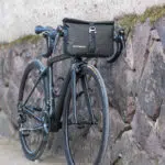 Sacoche de guidon étanche grise en matière tpu sur un vélo