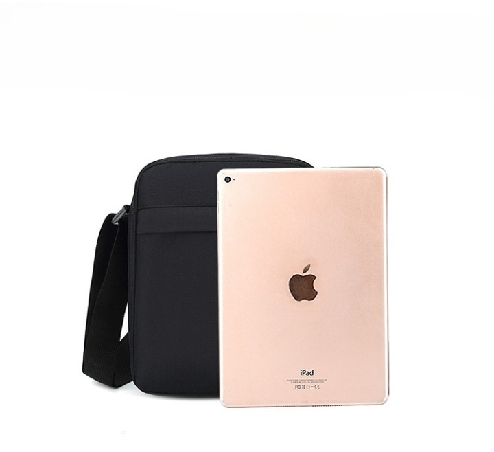 Petite sacoche noire de sport avec bandoulière pour homme avec un iPad