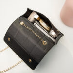 Petite sacoche en cuir PU pour femme, avec chaîne dorée, ouverte et vu de l'intérieur
