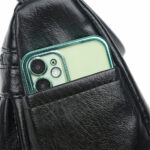 Petite sacoche en cuir PU noir souple pour femme, avec bandoulière et un iPhone dans une poche