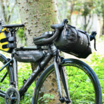 Sacoche de guidon bikepacking étanche noire avec son support