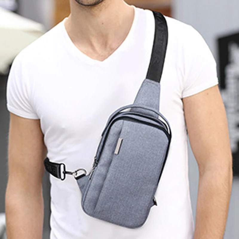 Sacoche ventrale en tissu imperméable portée par un homme