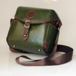 Sacoche Appareil Photo Verte et Rétro sur fond beige